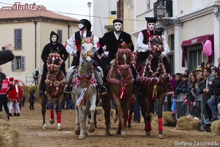 Immagine Sfilata del Carnevale di Oristano: la celebre Sartiglia con la tipica maschera "Su Componidori" - © Stefano Zaccheddu / www.visitsartiglia.com