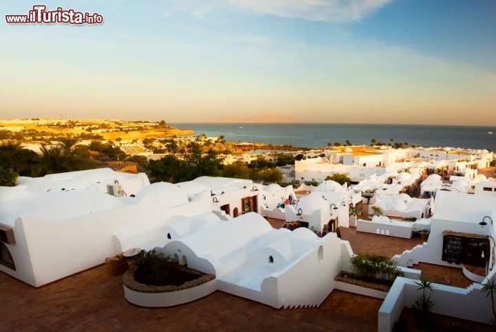 Immagine Sharm el Sheikh, Mar Rosso: la famosa localita per le vacanze di mare si trova sulla punta meridionale della Penisola del Sinai, in Egitto - © Denis Mironov / Shutterstock.com