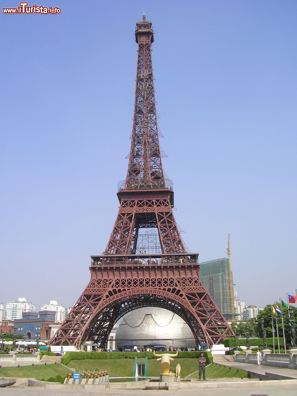 Immagine Shenzen, la copia della Tour Eiffel - Foto Arman Aziz / Wikiledia Commons