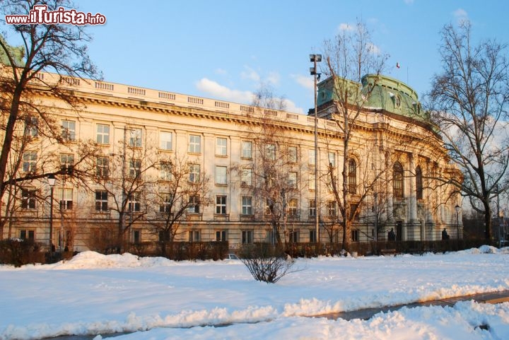 Immagine L'Università di Sofia è l'istituto d'istruzione più antico della Bulgaria. Fu fondata il 1° ottobre 1888, ma l'edificio attuale venne costruito solamente tra il 1924 e il 1934 grazie al finanziamento dei fratelli Evlogi e Hristo Georgiev, le cui sculture decorano la facciata. Il complesso ha un'area di 18.624 mq - © ester22 / Shutterstock.com