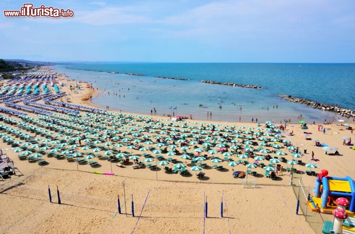 Immagine Spiaggia di Sant'Antonio a Termoli, Molise. Situata a nord di Termoli, questa spiaggia è la preferita dagli abitanti della città forse anche per via della sua vicinanza con il castello. Qui si possono praticare diverse attività fra cui sport acquatici e pesca subacquea.