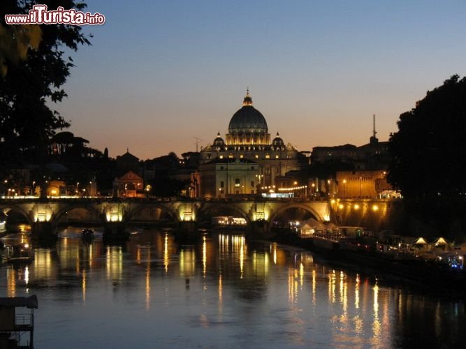 Immagine Roma by night è una meraviglia, con il Tevere illuminato, i ristoranti romantici sul fiume, e la sagoma di San Pietro che solida veglia sulla città e si staglia contro gli ultimi bagliori del tramonto. Per tutta l'estate, da giugno a settembre, si svolge la rassegna Lungo il Tevere... Roma, che ogni sera propone mostre d'arte, laboratori creativi, musica dal vivo e tante altre attività, tutte rigorosamente sul lungofiume della capitale.