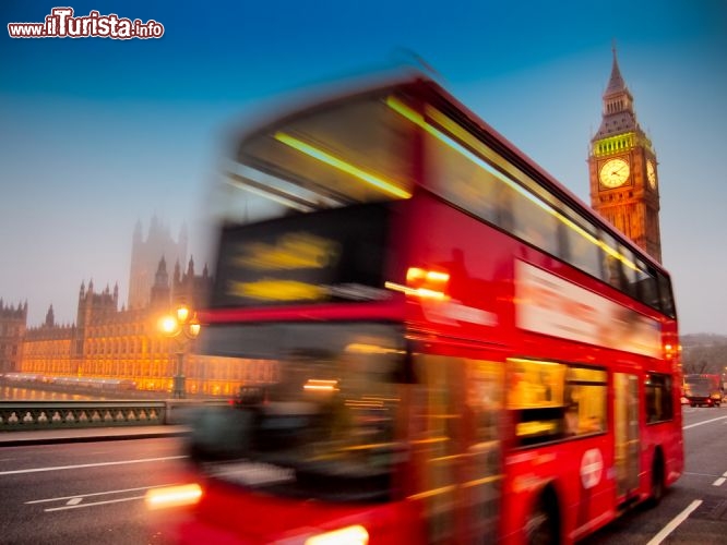 Immagine Tour sul bus presso il Big Ben a Londra, Inghilterra. Uno degli itinerari organizzati da City Seightseeing per scoprire le meraviglie della capitale londinese a bordo dei mitici autobus rossi a due piani - © Petar Paunchev / Shutterstock.com