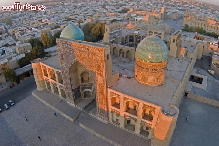 Immagine Tramonto a Bukhara sulla Madrasa di Mir i Arab, la scuola coranica costruita nel 16° secolo - © nouseforname / Shutterstock.com
