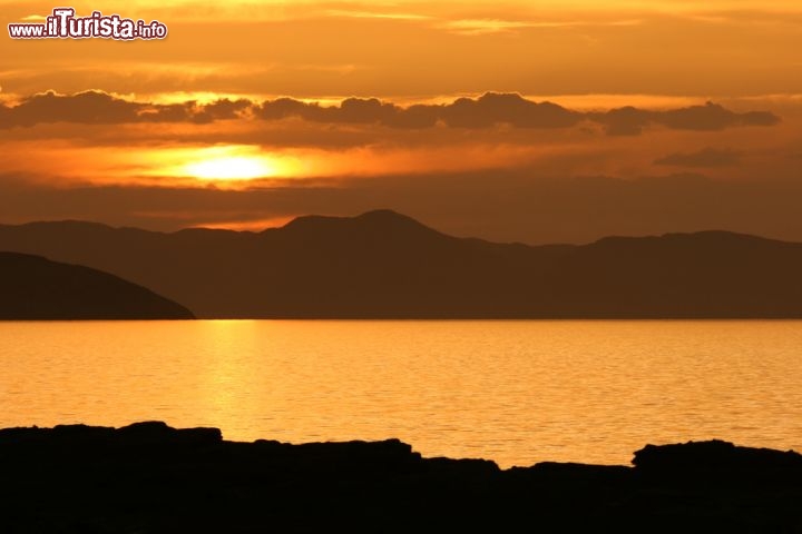 Immagine Tramonto sul lago Turkana, al termine della Rift Valley del Kenya. Il lago prosegue in territori o dell'Etiopia, e lungo le sue sponde vivono diversi gruppi etnici. E' considerata una delle culle dell'Umanità - © Piotr Gatlik / Shutterstock.com