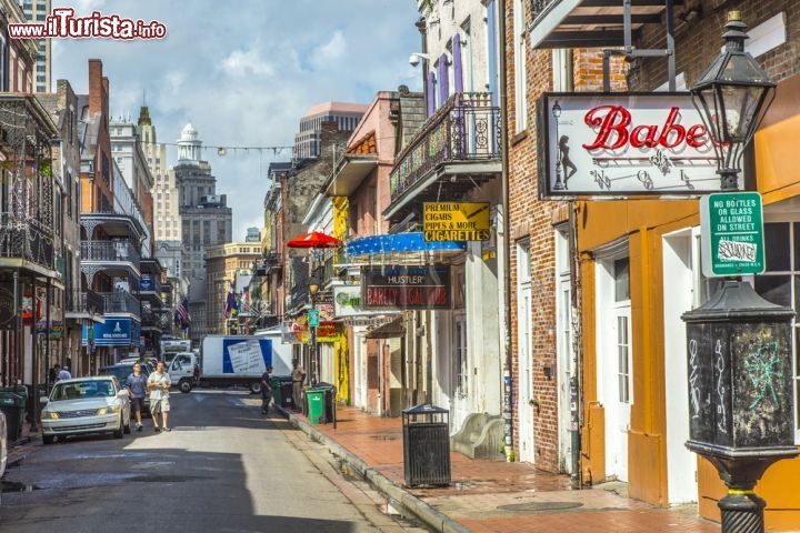 Immagine Una via del Quartiere Francese, New Orleans - Edifici bassi in stile coloniale con balconi in ferro battuto affiancano le grandi architetture dalle tipiche caratteristiche francesi costruite all'epoca dai coloni. Il Vieux Carré, antico nucleo cittadino, merita una visita proprio per assaporare quei luoghi che hanno contribuito a farne la culla della musica e della cultura - © Jorg Hackemann / Shutterstock.com