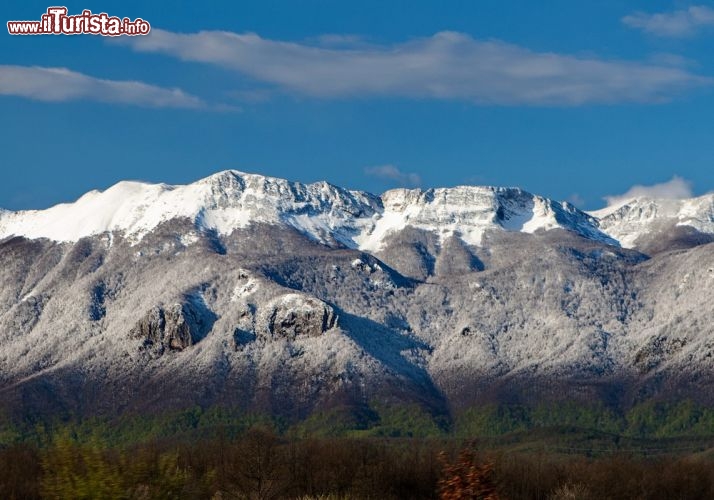 Immagine I monti del Velebit in inverno con la neve, Karlobag, Croazia.