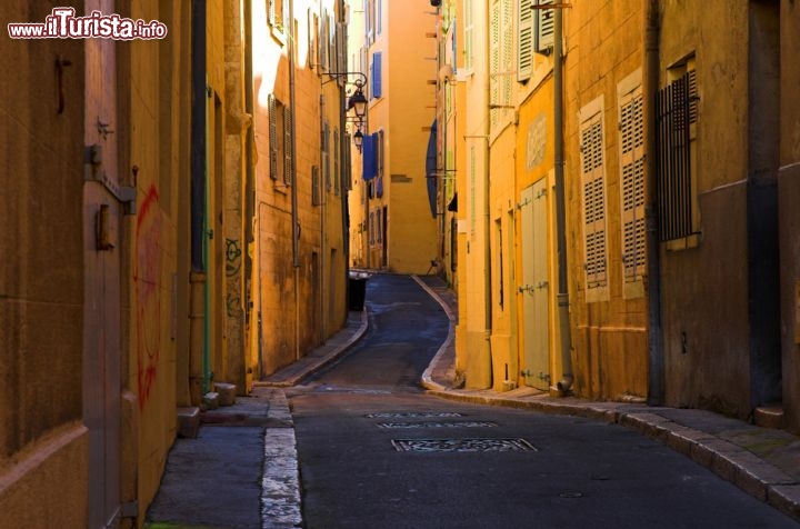 Immagine Via nel centro storico di Marsiglia, la città principale della Provenza in  Francia - © Denis Babenko / Shutterstock.com