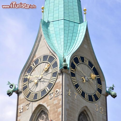 Immagine La Chiesa di San Pietro di Zurigo (Svizzera) risale al XIII secolo, ma è del Cinquecento l'enorme orologio della torre campanaria, conosciuto come il più grande d'Europa. Situata lungo le rive del fiume Lindenhof, l'antica chiesa è sempre aperta al pubblico - © Alexander Chaikin / Shutterstock.com