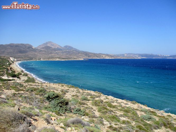 Immagine La spiaggia di Achivadolimni fotografata dalla strada principale dell'isola, che conduce anche all'aeroporto, a poche centinaia di metri da qui. Si tratta della spiaggia più lunga di Milos.