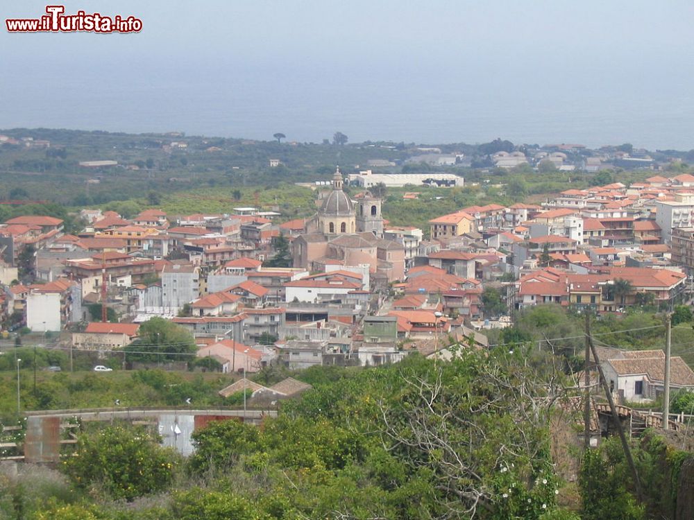 Immagine Aci San Filippo, frazione del comune di Aci Catena in Sicilia - © Roberto Quartarone, CC BY-SA 2.5, Wikipedia