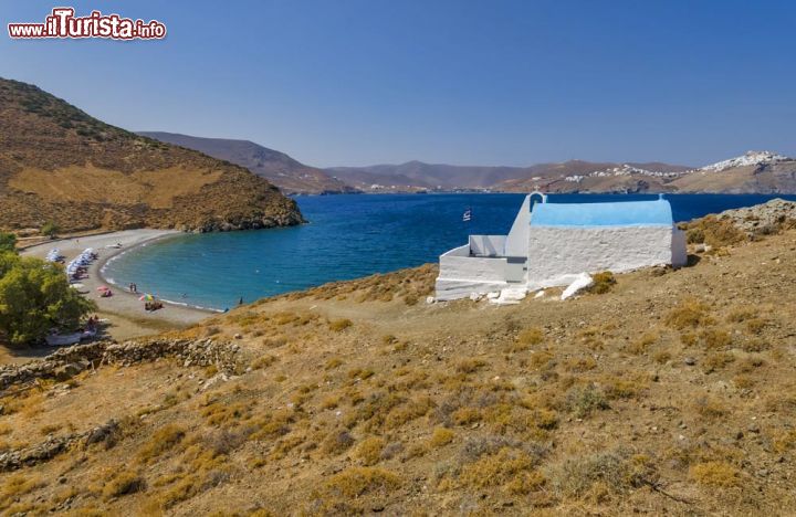 Immagine La chiesa d Agios Costantinos e l'omonima spiaggia di Astypalea, nel Dodecaneso (Grecia)