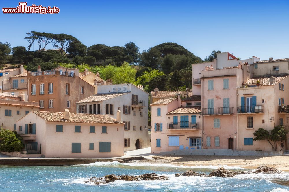 Immagine Antichi edifici signorili lungo la costa di Saint-Tropez, Costa Azzurra (Francia).