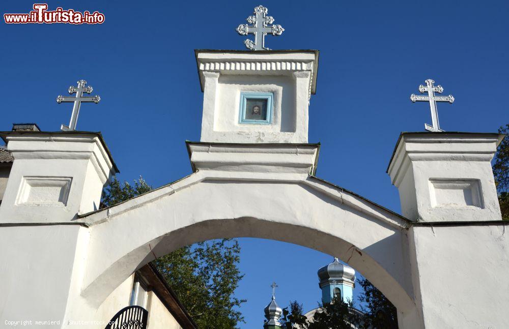 Immagine Arco d'ingresso a una chiesa ortodossa nel centro di Siauliai, Lituania - © meunierd / Shutterstock.com