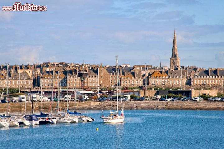 Immagine Barche ormeggiate al porto di Saint-Malo in Bretagna, Francia - © Boris Stroujko / Shutterstock.com