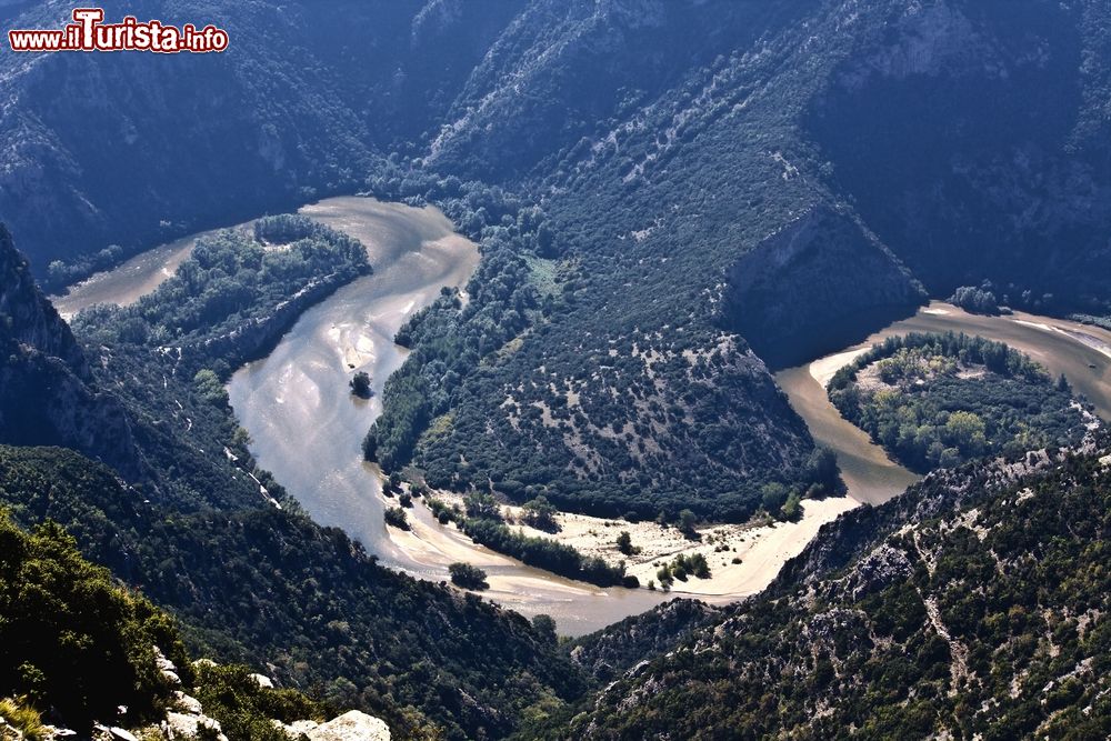 Immagine Una bella immagine del fiume Nestos, Tracia, visto dall'alto, Grecia. Sfocia nel mar Egeo, presso l'isola di Taso, dopo aver percorso 230 km fra Bulgaria e Grecia.
