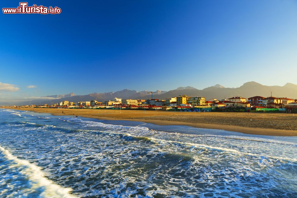 Immagine Una bella veduta serale di Lido di Camaiore, Versilia, Toscana.