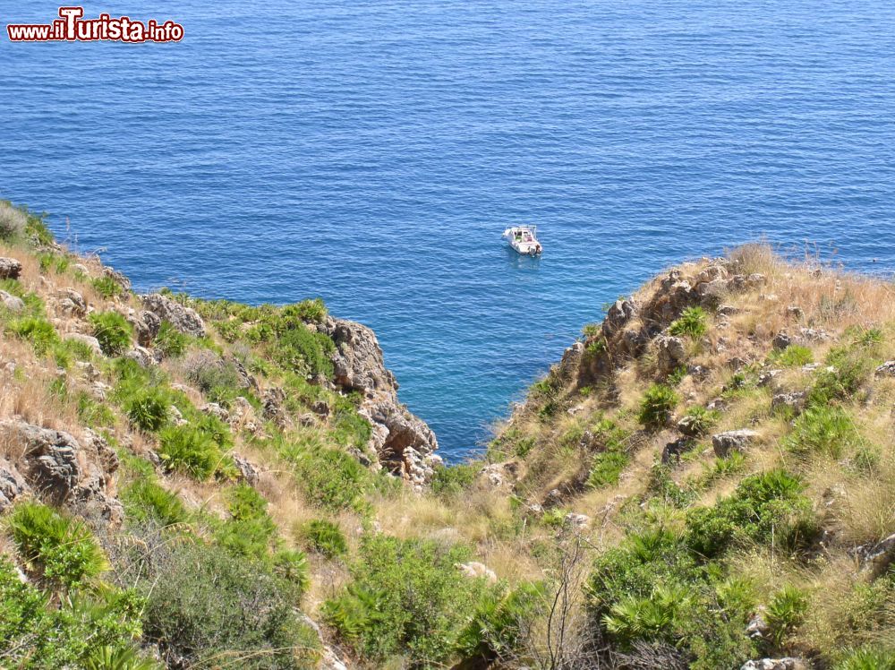 Immagine Cala del Varo vista dal sentiero proveninente da Scopello, Sicilia: siamo nella Riserva Naturale dello Zingaro