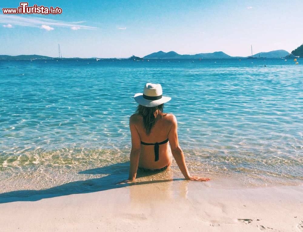 Immagine Relax sulla spiaggia di Cala Formentor a Maiorca, isole Baleari, Spagna. E' fra le spiagge più amate di Maiorca grazie alla sua lunga e stretta lingua di sabbia bianca e finissima. A incorniciare Cala Formentor è una splendida macchia mediterranea.