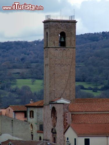 Immagine Il campanile e la chiesa di San Gavino a Gavoi - © Gianfranco - CC BY-SA 3.0 - Wikimedia Commons.