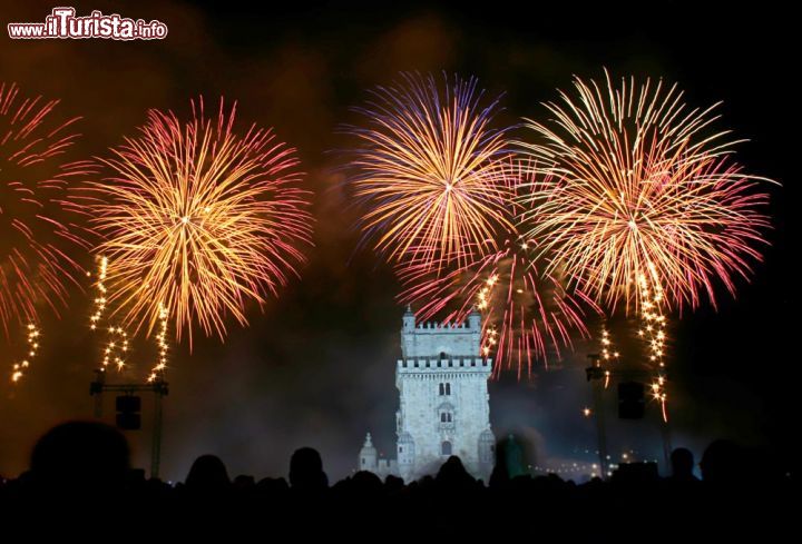 Immagine Capodanno a Lisbona: i fuochi nel cielo sopra alla Torre di Belém, uno dei simboli della capitale portoghese - foto © silvia / Shutterstock.com