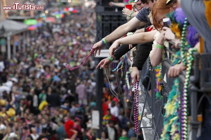 Immagine Il carnevale di Bourbon Street, New Orleans - Una folla immensa attende a Bourbon Street il tradizionale lancio di dobloni e collane variopinte prima di farsi coinvolgere nei festeggiamenti carnascialeschi che ogni anno, per quasi un mese, animano la città con musiche e colori © jcarillet / iStockphoto LP.