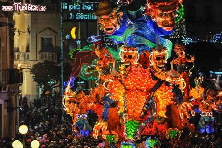 Immagine Sfilata notturna dei carri allegorici del Carnevale di Acireale, Sicilia - © Nikiforov Alexander / Shutterstock.com
