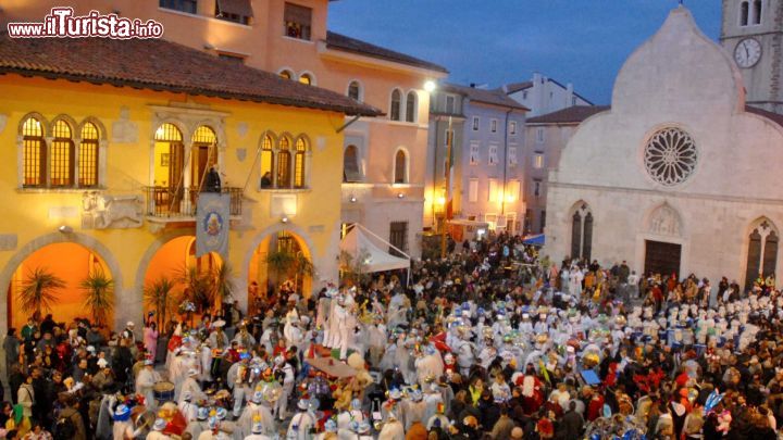 Immagine Un momento del Carnevale de Muja a Muggia, Friuli Venezia Giulia. Questo tradizionale evento della cittadina alle porte di Trieste risale al 1420.