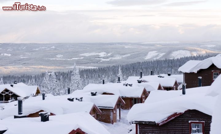 Immagine Nevicata su Trysil, Norvegia - Comune norvegese della contea di Hedmark, Trysil è situata a est di Amot e a sud ovest di Elverum e Valer. Agricoltura e produzione di legname sono le principali attività e fonti di reddito per la città. Trysil è perfetta per le famiglie ed è la più importante località sciistica della Norvegia con tante piste e skilift © Mikael Hjerpe / Shutterstock.com