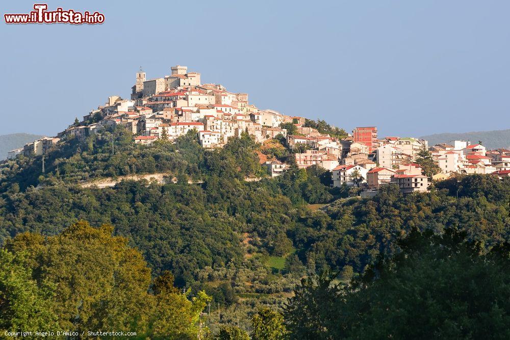 Immagine Casoli in Abruzzo, piccolo borgo sulle colline della provincia di Chieti - © Angelo D'Amico / Shutterstock.com
