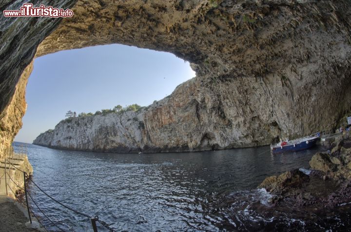 Immagine Castro, l'ingresso della grotta Zinzulusa, una delle attrazioni della costa adriatica del Salento, in puglia