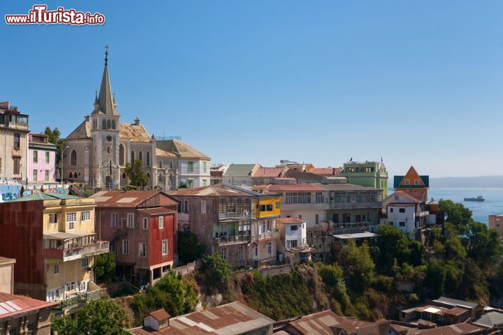 Immagine Edifici storici e case della città di Valparaíso, Cile. Sullo sfondo l'Oceano Pacifico - foto © Pierre-Yves Babelon / Shutterstock.com