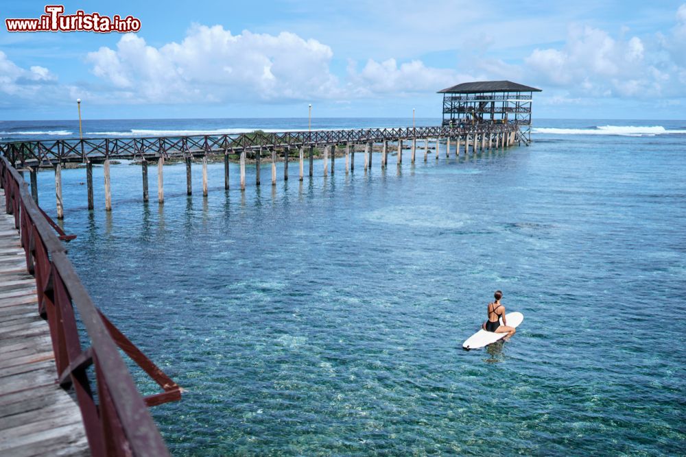 Immagine Cloud nine la spiaggia da surf a Siargao Island, Filippine. Le onde si frangono sulla barriera corallina