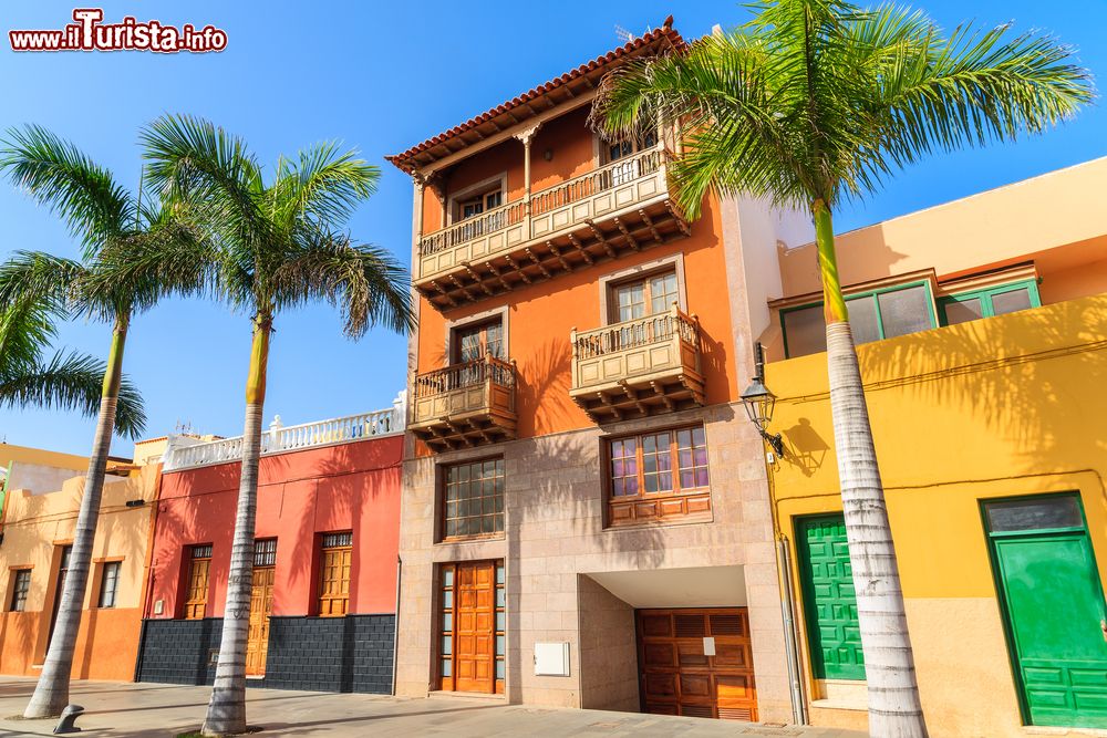 Immagine Colori pastello per le facciate di queste case lungo una strada di Puerto de la Cruz, Spagna.