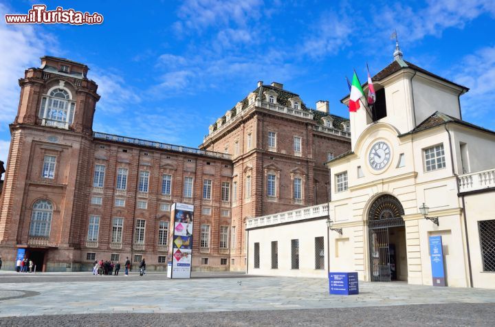 Immagine Ampia vista esterna sulla residenza dei Savoia al complesso di Venaria Reale, Torino (Piemonte) - Nonostante ci sia stato lo zampino dei maestri Amedeo di Castellamonte e Michelangelo Garone nel 1658 circa, quando nacque la residenza dei Savoia per volontà di Carlo Emanuele II, fu Filippo Juvarra nel 1995 a condurre i lavori che portarono l'edificio a un completo restauro. Il risultato, visibile nell'immagine, non solo è stato ottimo ma anche all'avanguardia, poiché ha creato uno stile architettonico antico e attuale allo stesso tempo, non facendone quasi intuire il rimaneggiamento - © maudanros / Shutterstock.com