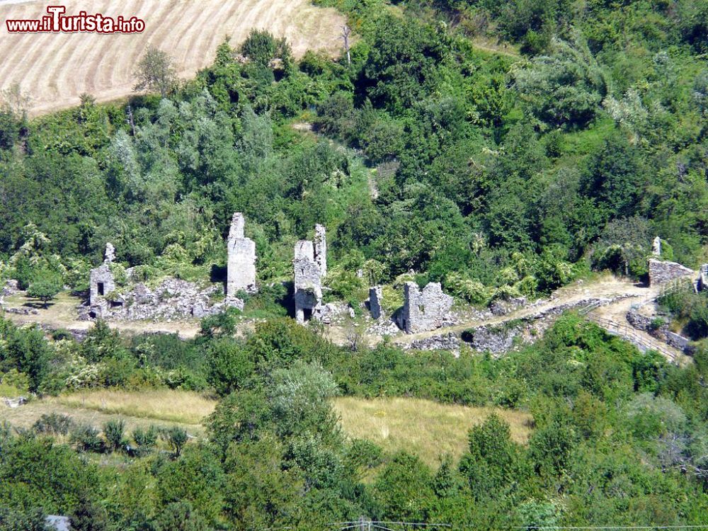 Immagine Connio, il borgo vecchio fantasma a Carrega Ligure in Piemonte.