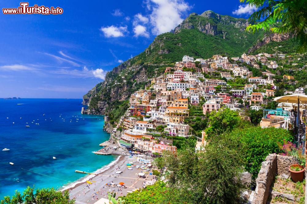 Immagine Il mare, la spiaggia e il borgo di Positano sulla Costiera Amafaltina in Campania