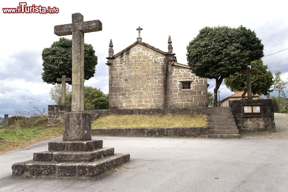 Immagine Croce in pietra nella piazza del villaggio di Vilar, Terras de Bouro, Portogallo.