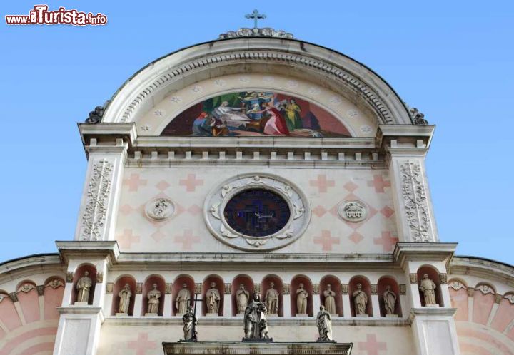 Immagine Dettaglio della facciata della Chiesa di Santa Maria Nascente a Pieve di Cadore in Veneto - © Fulcanelli / Shutterstock.com
