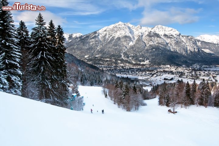 Immagine Discesa con gli sci a Garmisch Partenkirchen, la stazione sciistica ai piedi dello Zugspitze in Germania - © n. yanchuk / Shutterstock.com