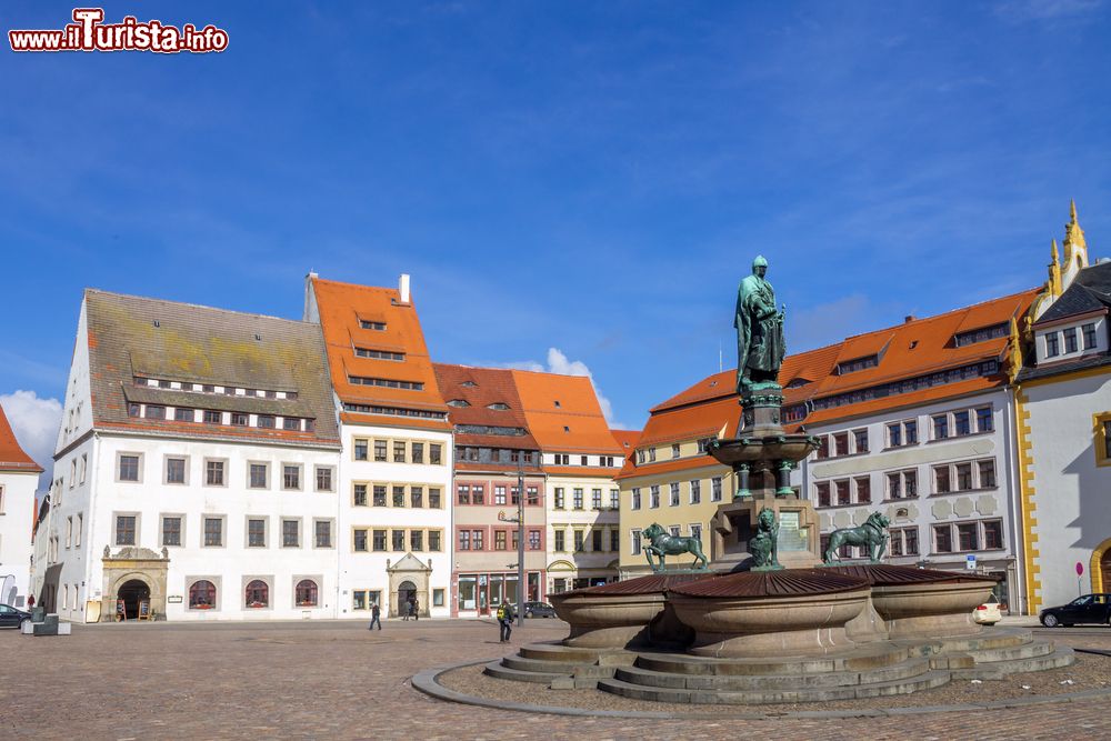 Immagine Un'elegante piazza pedonale nel cuore della città sassone di Freiberg, Germania. 