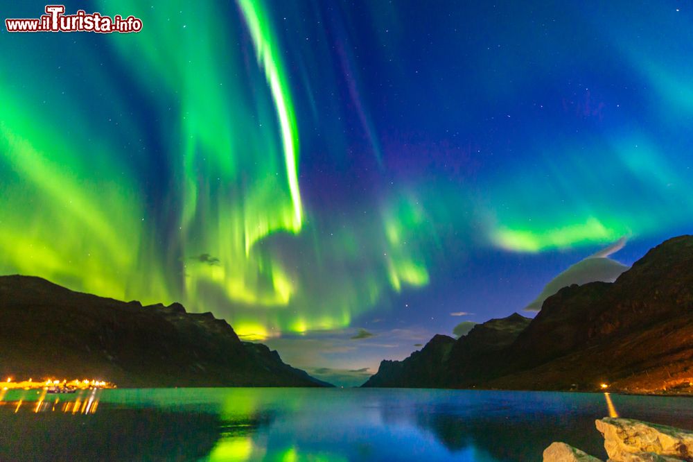 Immagine I paesaggi dell'Ersfjord vicino a Tromso con lo spettacolo delle luci del nord, l'aurora boreale