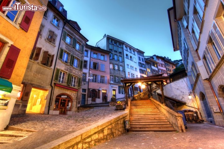 Immagine Escaliers du Marché a Losanna, Svizzera. E' uno dei luoghi più pittoreschi della città svizzera: la sua esistenza è menzionata già dal XIII° secolo e l'attuale forma con scalinate in legno tortuose risale al 1717-1719 - © Mihai-Bogdan Lazar/ Shutterstock.com