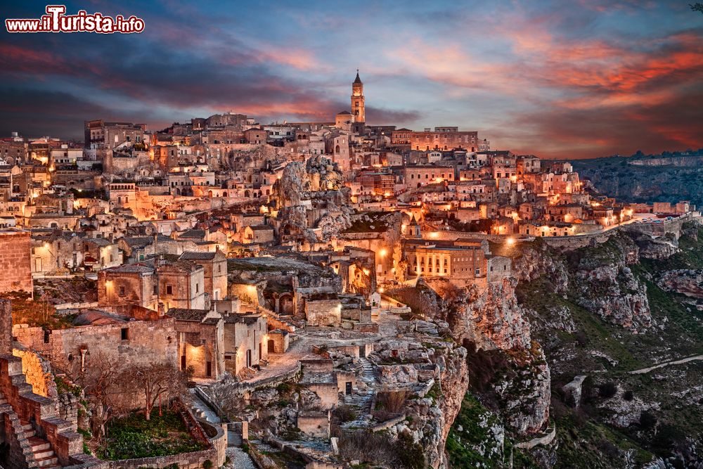 Immagine Scenografica veduta al tramonto dei Sassi di Matera