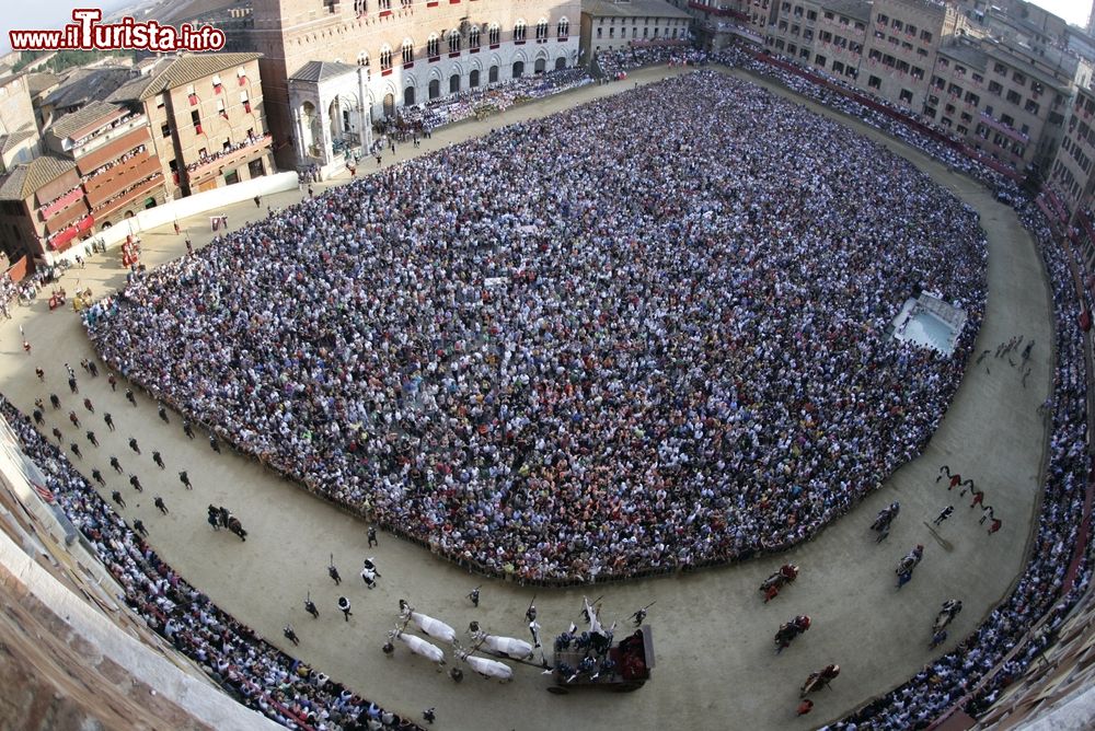 Immagine Piazza del Campo gremita durante il Palio di Siena