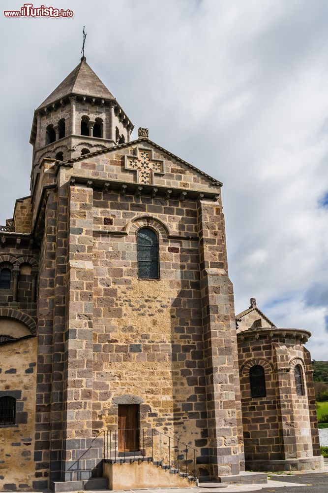 Immagine Facciata in mattoni e calce per la chiesa di Notre-Dame du Port a Clermont-Ferrand, Francia. E' uno dei simboli della cittadina francese oltre che patrimonio dell'umanità dell'Unesco dal 1998.