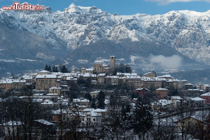 Immagine La città murata di Feltre dopo una copiosa nevicata invernale