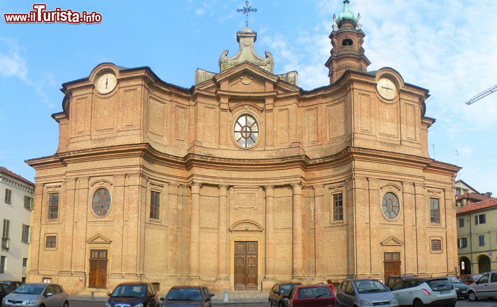 Immagine Facciata del Duomo dei S.S. Giovanni Battista e Remigio a Carignano in Piemonte