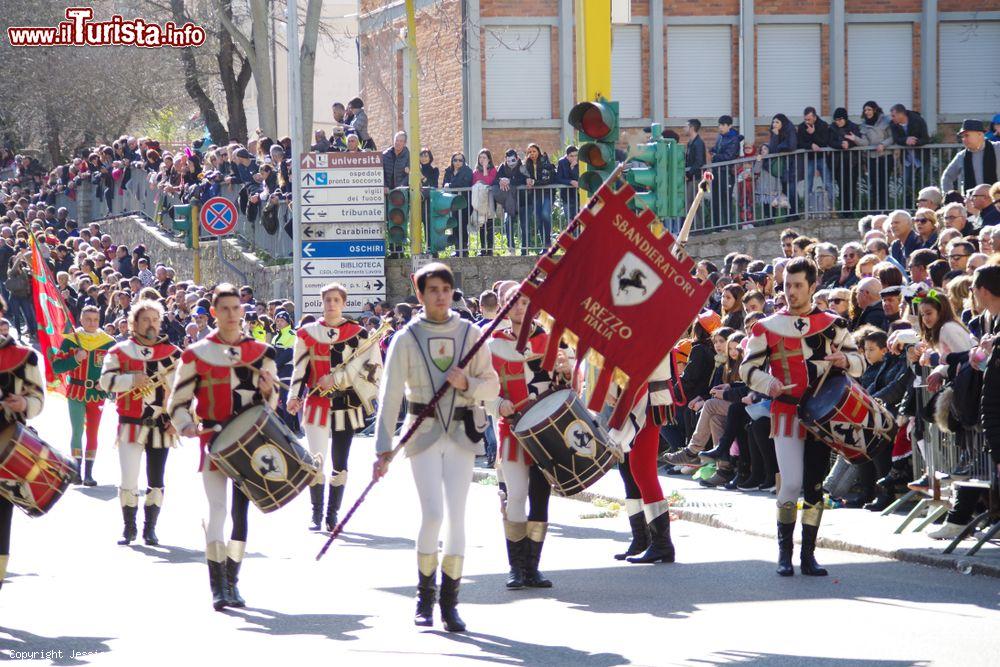 Immagine Figuranti in costume storico alla sfilatata del carnevale celebrato a Tempio Pausania in Gallura (Sardegna) - © Jessica G. Palitta / Shutterstock.com