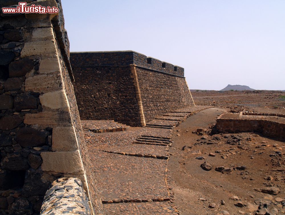 Immagine Un'antica fortezza portoghese costruita con roccia vulcanica sull'isola di Santiago. Siamo nei pressi di Praia, a Capo Verde.